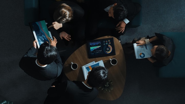 Команда финансовых аналитиков за работой